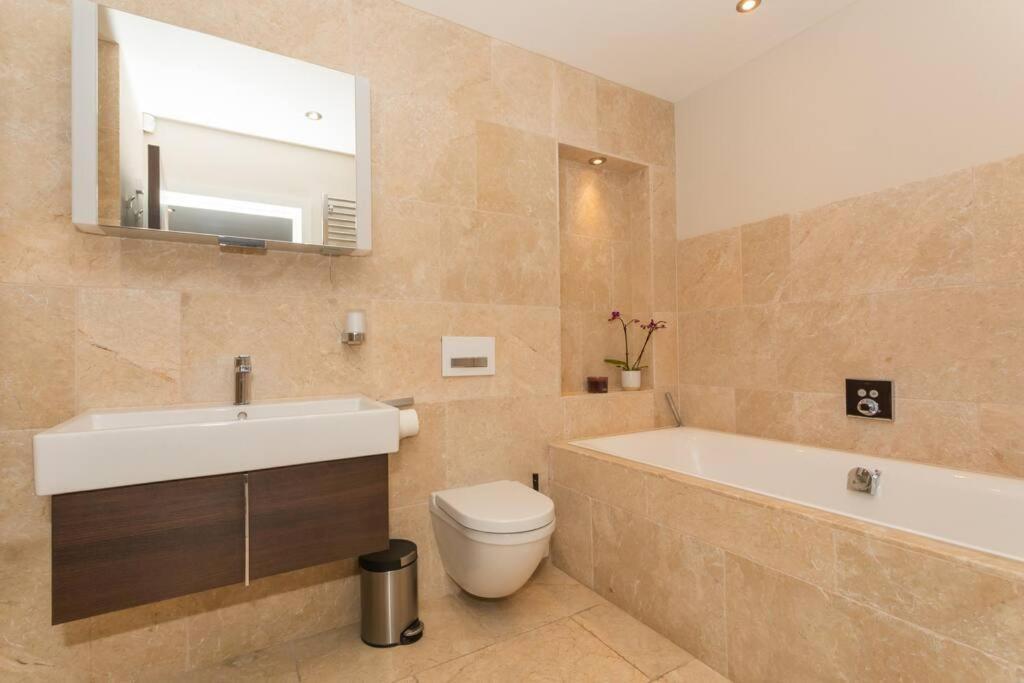 Stylish Penthouse Apartment With Hot Tub Bath Luaran gambar