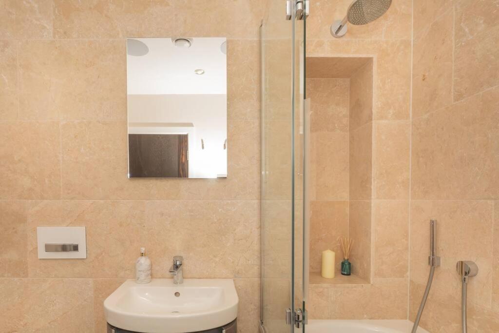 Stylish Penthouse Apartment With Hot Tub Bath Luaran gambar
