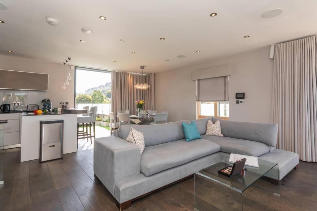 Stylish Penthouse Apartment With Hot Tub Bath Luaran gambar