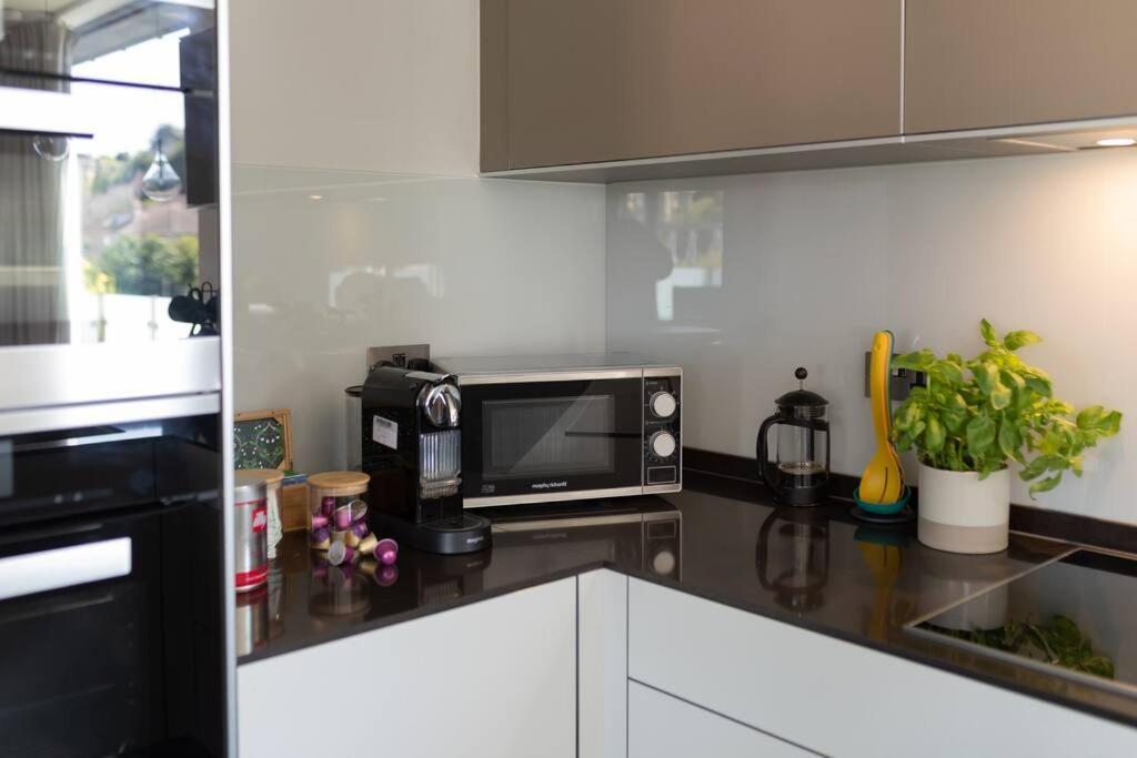 Stylish Penthouse Apartment With Hot Tub Bath Luaran gambar