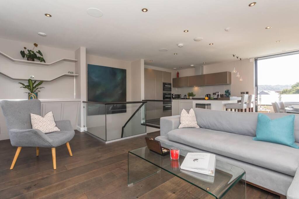Stylish Penthouse Apartment With Hot Tub Bath Luaran gambar