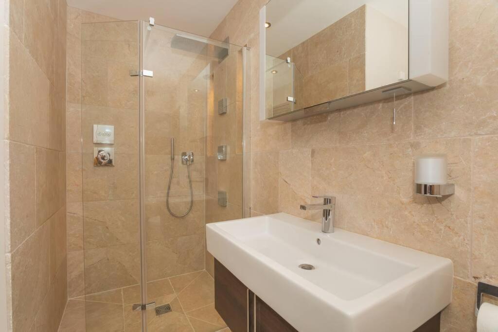 Stylish Penthouse Apartment With Hot Tub Bath Luaran gambar