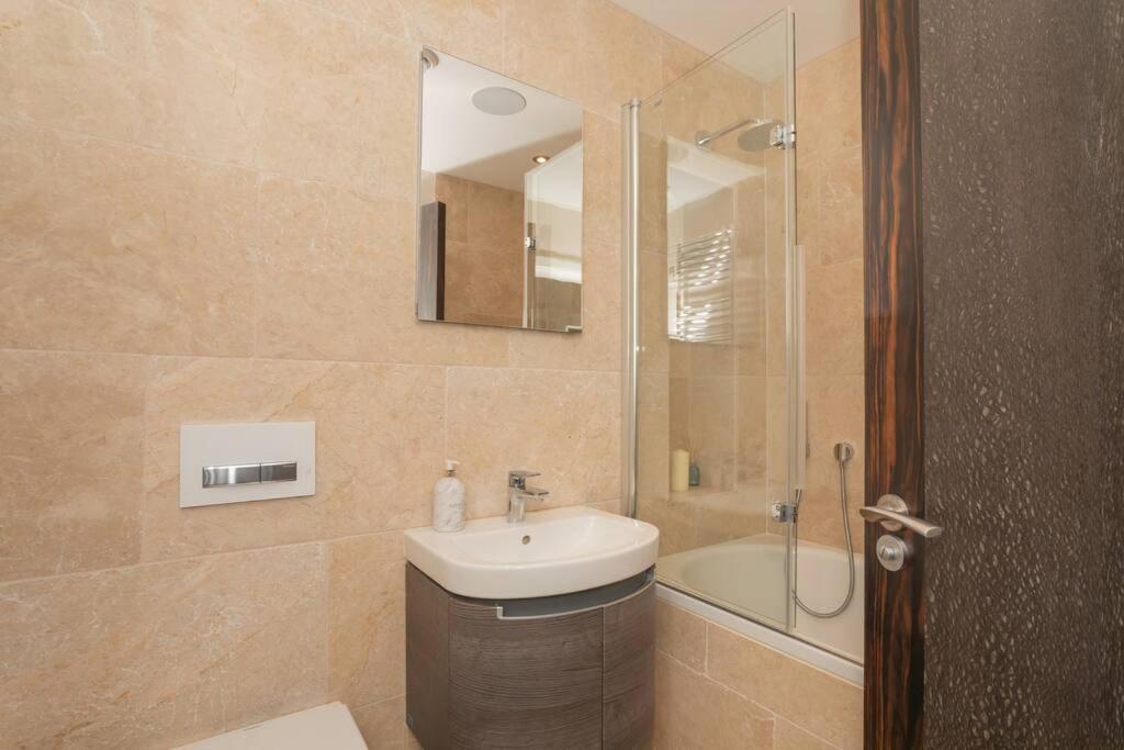 Stylish Penthouse Apartment With Hot Tub Bath Luaran gambar