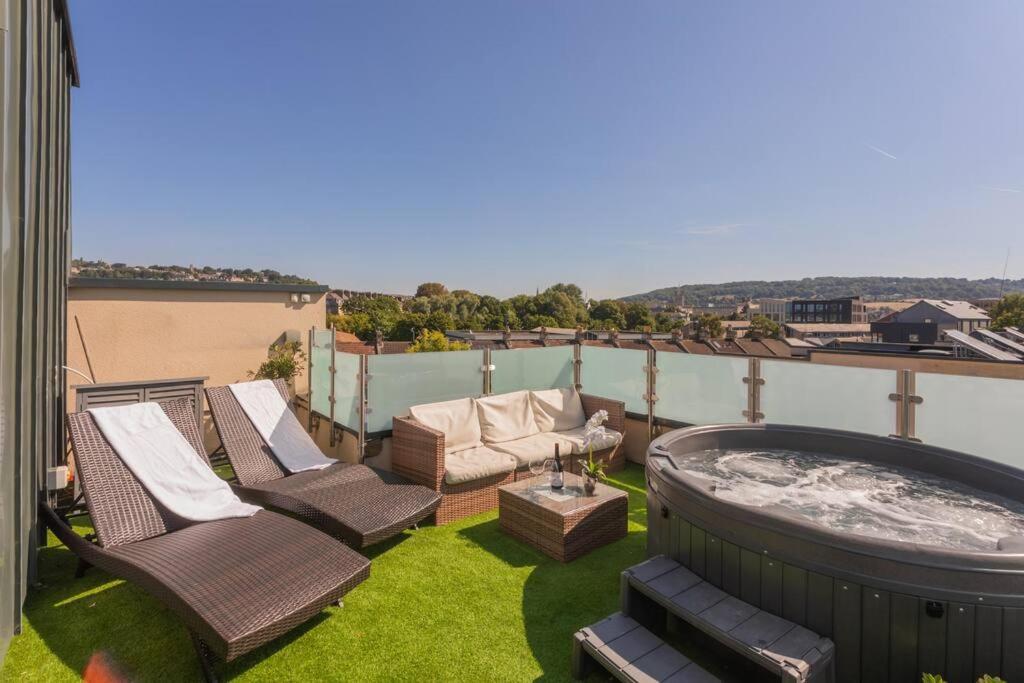 Stylish Penthouse Apartment With Hot Tub Bath Luaran gambar