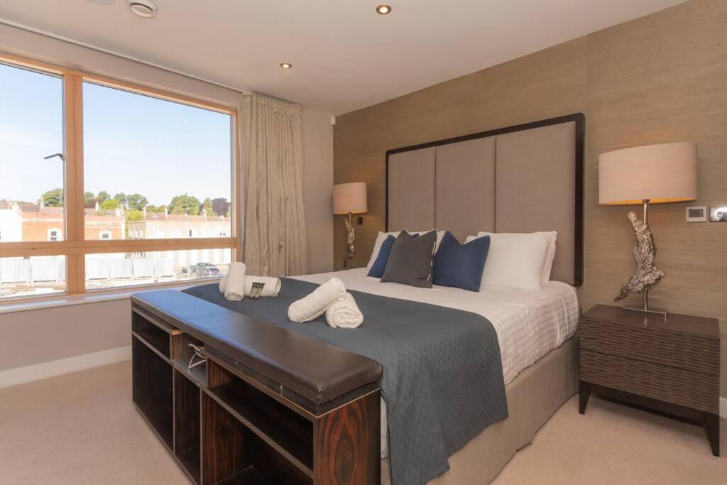 Stylish Penthouse Apartment With Hot Tub Bath Luaran gambar